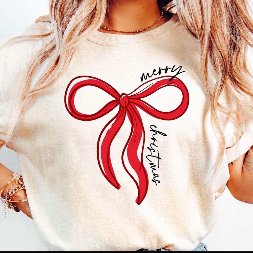 Gildan Cream Tee with Red Christmas Bow